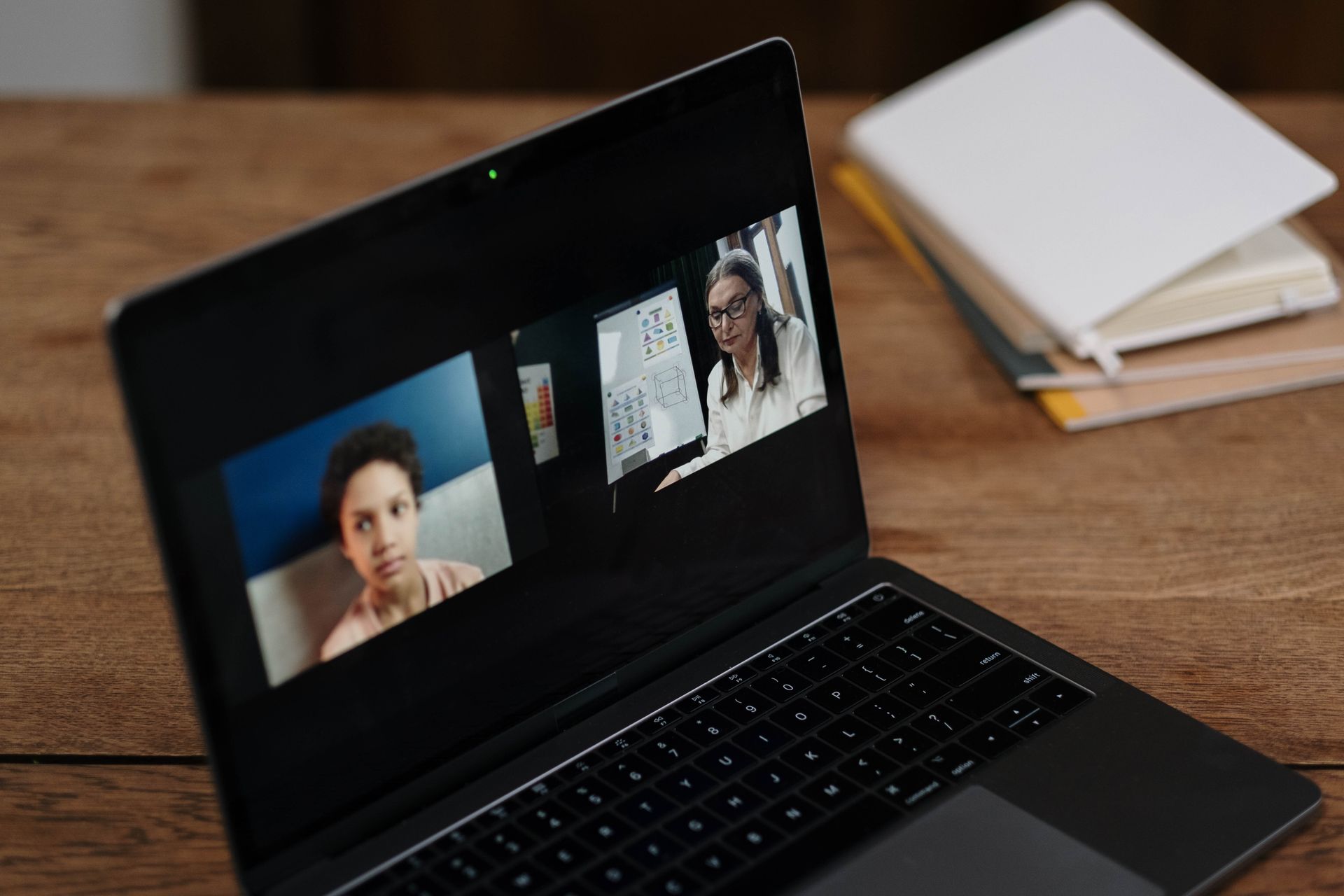 Lektor a študent na živej online hodine na notebooku